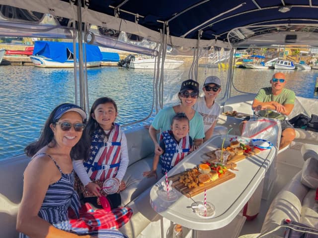 2-Hour Electric Boat Rental For Up To 8 Passengers Monday - Thursday